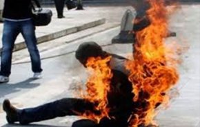 شاب سوري يشعل النار في نفسه بمخيم للاجئين في اليونان!!