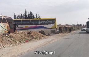 خروج اولین اتوبوس های حامل افراد جیش الاسلام و خانواده هایشان از طریق گذرگاه الوافدین + فیلم