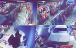شاهد بالفيديو... لحظة اقتحام سيارة لمتجر نسائي في السعودية!