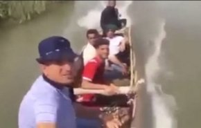 بالفيديو... سيلفي شباب عراقيين داخل قارب ينتهي بطريقة مروعة!!