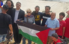 بالصور.. وفد إيطالي في مخيم العودة بشرق غزة