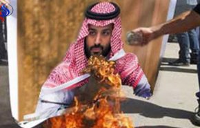 بالفيديو..فلسطينيون يحرقون صور الملك السعودي وابنه