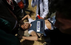 إصابة 6 صحفيين بالرصاص والعشرات بقنابل الغاز خلال مسيرات العودة