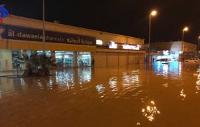 غرق مدينة سعودية بمياه الأمطار.. والأهالي يتجولون بالقوارب