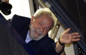 الرئيس البرازيلي الأسبق دا سيلفا يسلّم نفسه إلى الشرطة