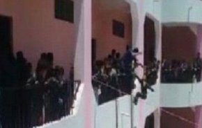 بالصور : عقاب لا إنساني.. شاهد مايفعله مدير المدرسة ضد الطلاب!