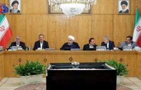 الرئيس الايراني يدافع عن سياسات الحكومة بشان العملة الاجنبية
