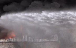 فيديو خاص .. تفاصيل حريق مخازن برنامج الغذاء العالمي في الحديدة اليمنية