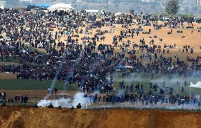 مجروحیت 528 فلسطینی در راهپیمایی بازگشت/ برافراشتن پرچم فلسطین و آتش کشیدن پرچم اشغالگران/ 16 خبرنگار و امدادگر مجروح شدند/ شهادت یک فلسطینی در مرز غزه 