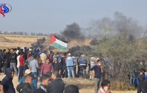 مشارکت فلسطینیان مجروح شده در سومین هفته راهپیمایی بازگشت/ یورش اشغالگران به نمازگزاران جمعه