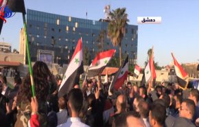 شاهد.. السوريون يتظاهرون في ساحة الامويين تنديداً بالعدوان