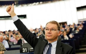 انتقاد شدید نماینده پارلمان اروپا از شعارهای مکرون