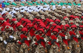 ايران تستعرض صواريخ ودبابات ورشاشات جديدة في عيد الجيش