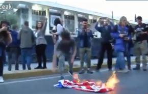 بالفيديو.. إحراق العلم الأمريكي في بلد أوروبي من أجل سوريا 