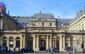 فرنسا تتراجع عن تجنيس سيدة جزائرية رفضت مصافحة مسؤول
