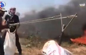شاهد:كيف يرشق شبان فلسطينيون الحجارة صوب قوات الاحتلال