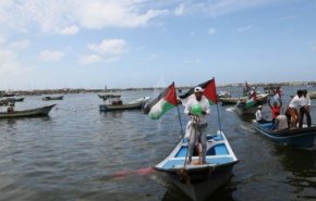 حمله هوایی صهیونیست‌ها به دو قایق ماهی‌گیری در غزه

