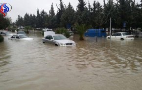 بالفيديو.. أمطار غزيرة تتسبب في فيضانات جارفة في الأردن