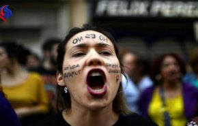 اسبانيا.. احتجاجات بالآلاف على تبرئة خمسة رجال من تهمة الاغتصاب