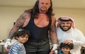  صورة تثير سخرية واسعة لرئيس هيئة الرياضة السعودي مع “أندرتيكر”  
