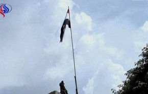 رفع العلم السوري في مخيم اليرموك