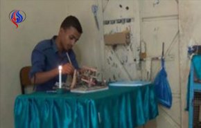 شاهد: رغم ظروف الحرب.. طالب يمني يبتكر أجهزة من الورق المقوى!