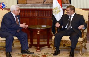 مقربون لمرسي يكشفون تفاصيل لقائه عباس ويردون على اتهامه