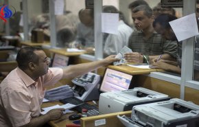 موظفو السلطة في غزة: عباس يعاقبنا