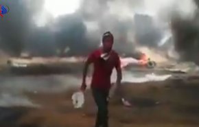 شاهد طريقة مبتكرة.. هكذا واجه الفلسطينيون قنابل الغاز !