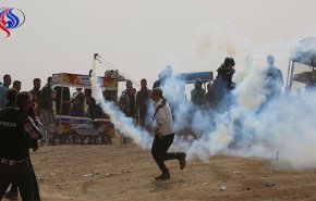 شاهد لحظة اصابة قنبلة غاز برأس متظاهر فلسطيني