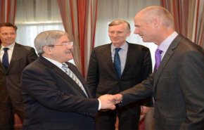 رئيس وزراء الجزائر يستقبل وزير خارجية هولندا 