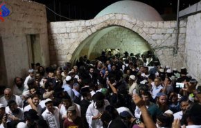 مواجهات عنيفة بعد اقتحام آلاف المستوطنين قبر يوسف بنابلس