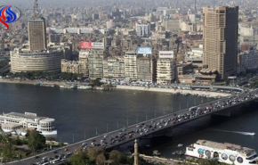 شاهد في القاهرة... الأرض تبتلع سيارة!