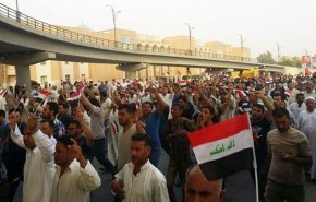 تظاهرات مردم نجف در اعتراض به فعال نشدن کارتهای انتخاباتی خود