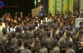 بالفيديو.. شرطة مكافحة الشغب في ميانمار تفرق احتجاجا مناهضا للحرب