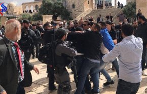 قوات الاحتلال تعتدي بعنف على حراس المسجد الاقصى +فيديو