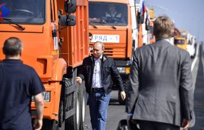 شاهد.. بوتين يقود قافلة من الشاحنات عابرا إلى القرم! 