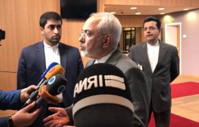 ظريف: فرض الحظر على محافظ البنك المركزي غير مشروع