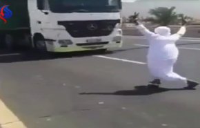 بالفيديو .. شاب يلقي بنفسه أمام شاحنة ليثبت شجاعته 