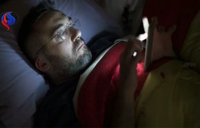 دراسة: الهاتف قد يدمر صحتك النفسية اذا استخدمته عند النوم