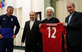 اهدای پیراهن شماره ۱۲ تیم ملی ایران به رییس جمهور