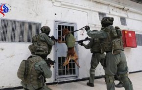 شاهد..السجون الإسرائيلية تشتعل بعد قتل الأسير عويسات