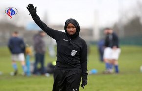 بالصور: أول امرأة مسلمة تؤدي دور حكم في مباراة كرة قدم في بريطانيا!

