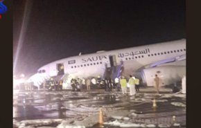 شاهد: احتراق طائرة سعودية بعد هبوطها دون عجلات