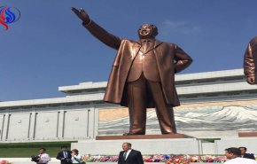 لافروف يضع أكاليل زهور عند تمثال مؤسس كوريا الشمالية 