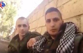 مشهد طريف/جندي سوري يدرب جندي روسي على الغناء باللهجة السورية!(فيديو)