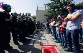 800 ألف فلسطيني يصلون في الاقصی رغم الموانع 
