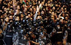 فيديو..احتجاجات غاضبة في الاردن تطالب بإسقاط الحكومة