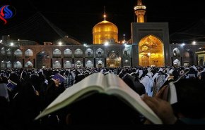 شاهد.. الايرانيون يحيون أولی ليالي القدر في الاماكن المقدسة