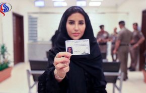 شاهد/ أول سعودية تحصل على رخصة قيادة للسيارة بالمملكة